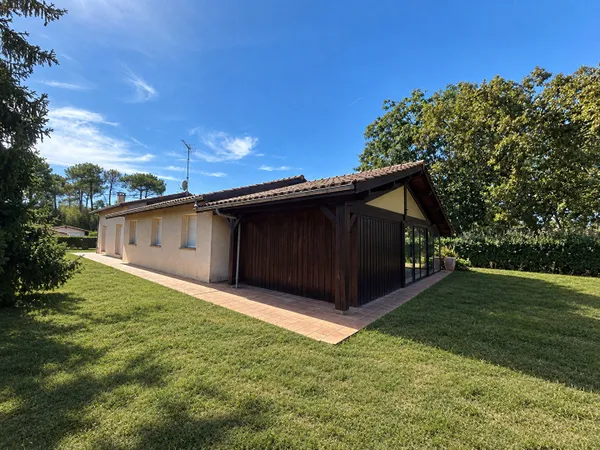 SALLES, centre-ville, maison de 138 m², terrain 1185 m²
