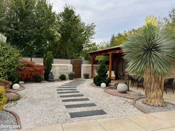 Maison rénovée avec jardin zen, pergola et dépendances
