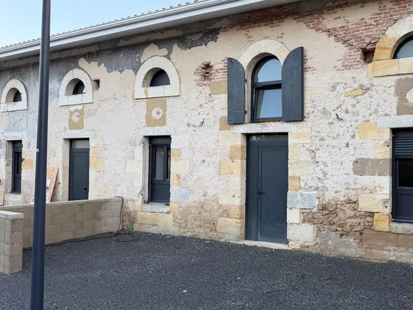 Maison T4 rénovée - 90 m² - 3 chambres - Jardinet - SAUCATS