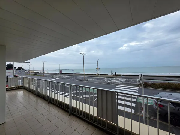 Appartement FACE MER avec grande terrasse et trois chambres possibles