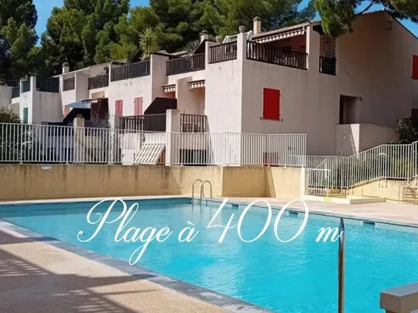 Bandol, studio en rez-de-jardin dans une résidence avec piscine, plage à pied.
