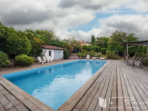 Domaine de caractère avec grande maison familiale, gîte indépendant, chalet, piscine et 1 hectare