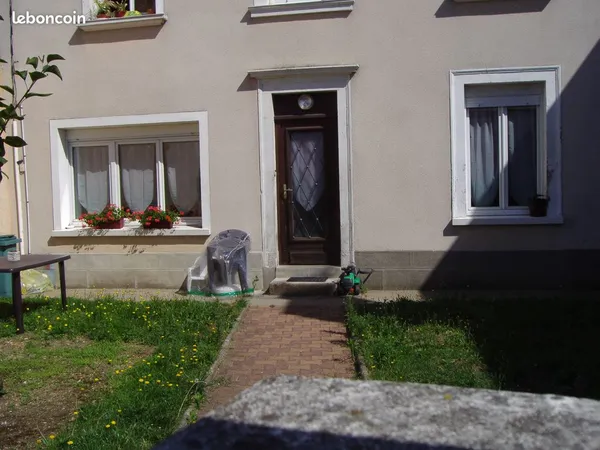 F3 1 ' étage de maison de bourg avec cour et garage fermé