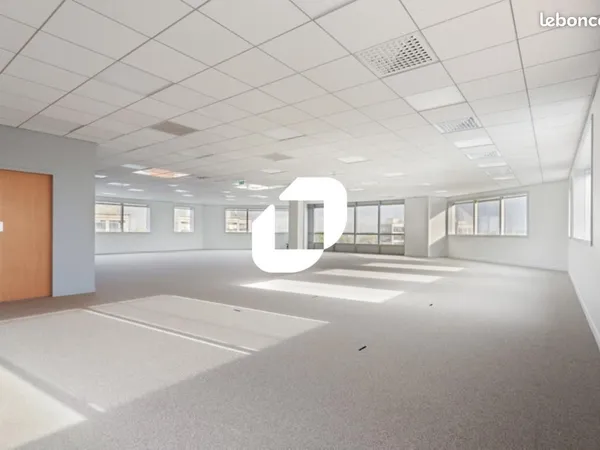 Bureau 912 m²