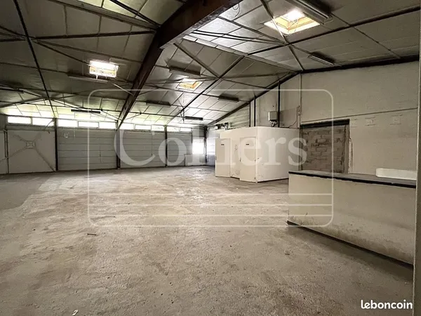 Local industriel 300 m²