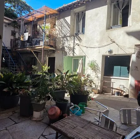 MAIRIE : TYPE 2 mezzanine de 34 m² avec cour commune