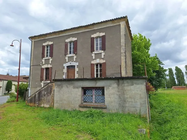 Maison à rénover avec jardin.