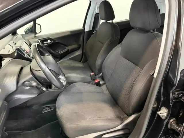Peugeot 208 1.2  82 allure 5p gps / clim auto / régulateur — photo 9