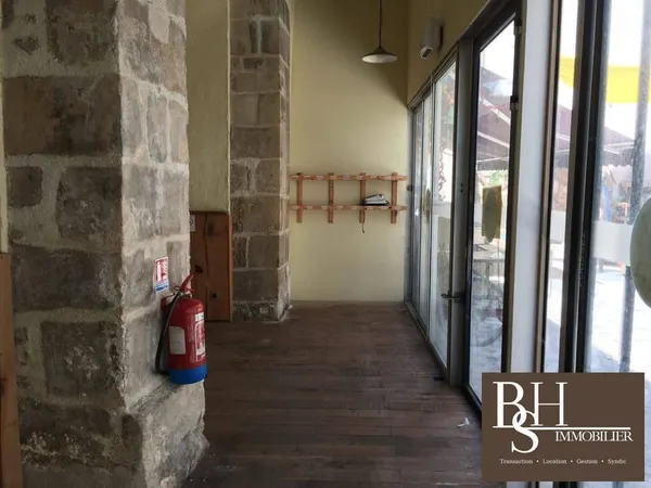 Local commercial 143 m²