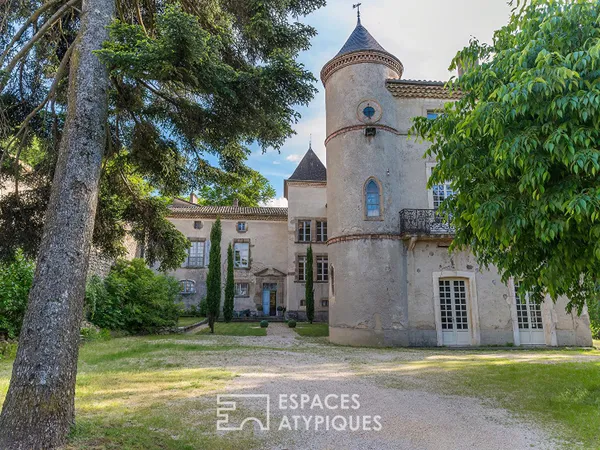 La vie de château réinventée au coeur d'un village perché.