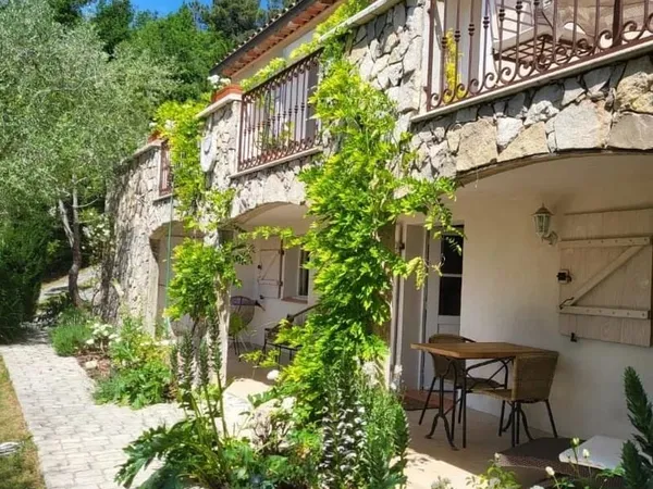 Deux pièces avec jardin et parking situé dans l'arrière pays niçois