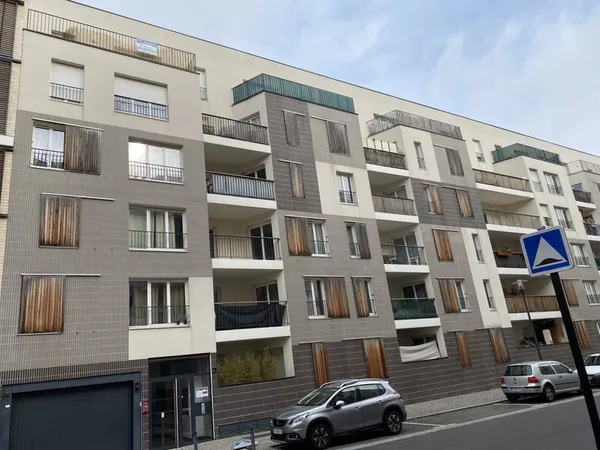 F2 CERGY avec terrasse et parking