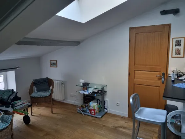 Loue meublé T2 34m²+6m² . Sur cour disponible au 01/11/2026 quai Tilsitt avec climatisation réversib