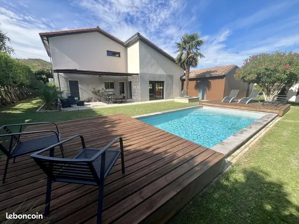 Villa contemporaine avec de beaux volumes de 240 m2 comportant 7 pièces très joliment arborée et pay