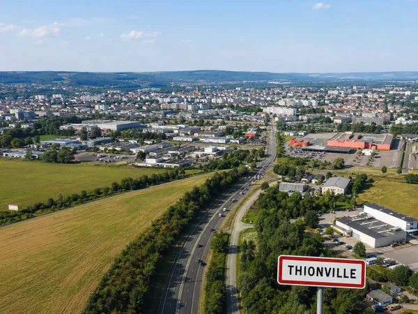 Emplacement exceptionnel pour ce terrain d'un hectare sur Th