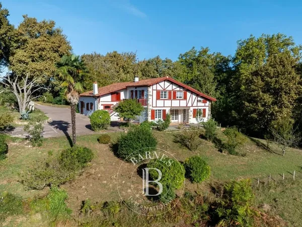 URCUIT, FERME LABOURDINE SUR TERRAIN DE 5 HECTARES