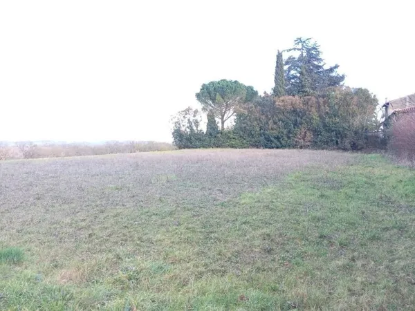 Terrain 374 m²