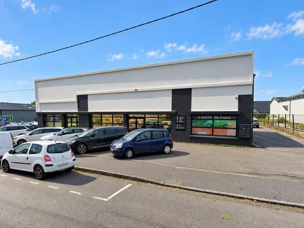 À vendre Local d'activité de 995 m² sur deux niveaux ? Bureaux, stockage et 24 places de parking