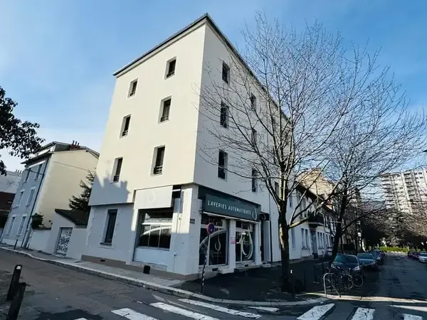 Grenoble STOP AFFAIRE libération/ Aigle local 60 m2