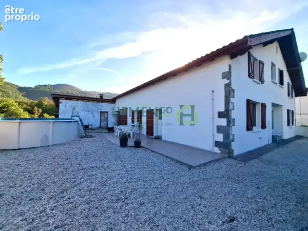 Belle maison familiale à Lecumberry, à proximité de Saint-Jean-Pied-de-Port et de l'Espagne en exclu