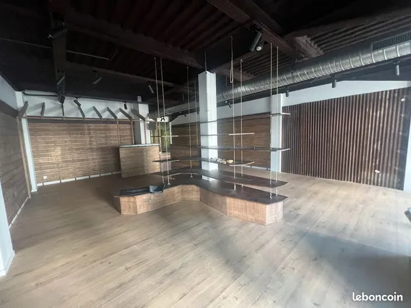 À LOUER - LOCAL COMMERCIAL DE 118 m² - GENAY / AXE PASSANT