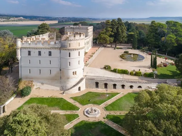 À vendre : château d'exception au coeur des Alpilles