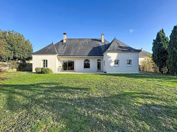 Plain-pied, grand terrain et beaux volumes
