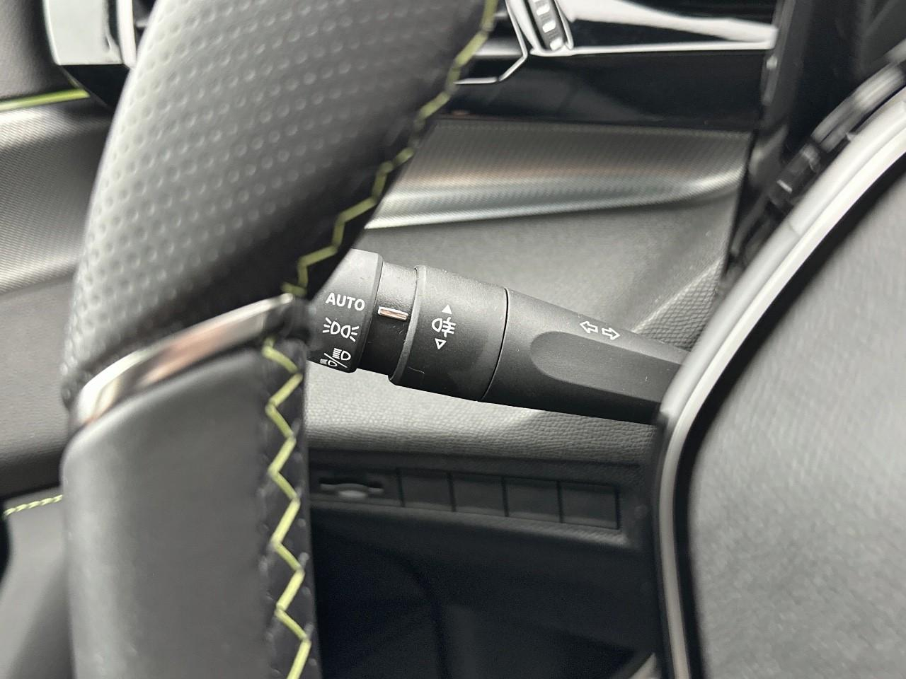Peugeot 308 hybrid 136 e-dcs6 gt — photo 16