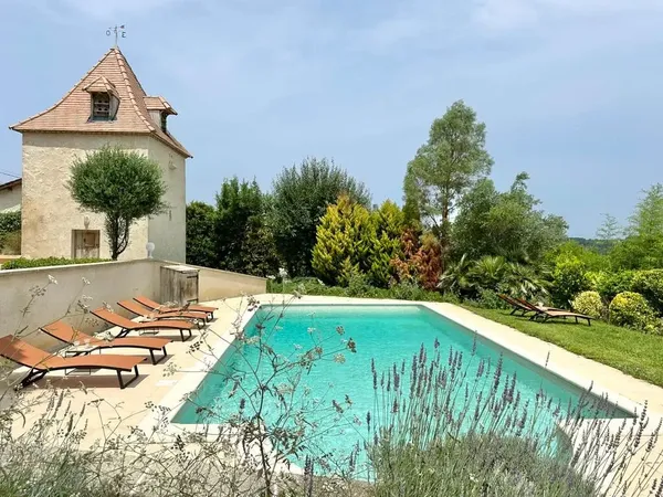 Propriété champêtre exceptionnelle avec piscine carrelée et vues panoramiques à Pujols, location 300