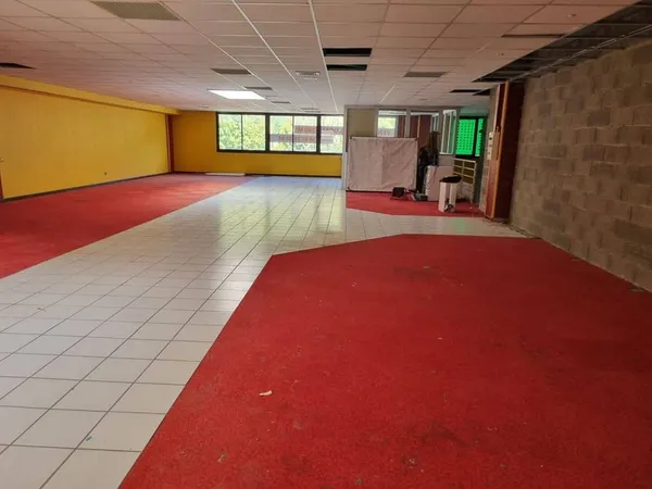 Local commercial 300 m²