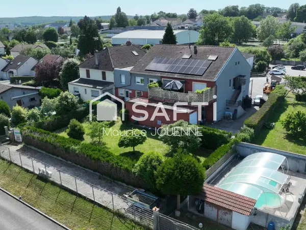Spécial investisseur : vaste ensemble immobilier mixte incluant un local commercial et 4 appartement