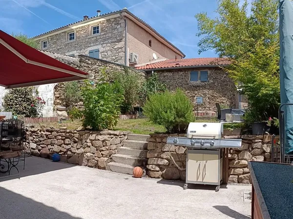 Saint andeol le château. Maison de village 115 m2 avec extérieur et terrasse