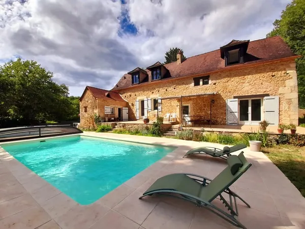 Charmante propriété en pierre avec belle piscine, grand terrain et bois