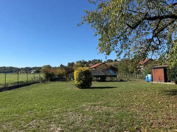 Maison calme et ensoleillée, proche douane