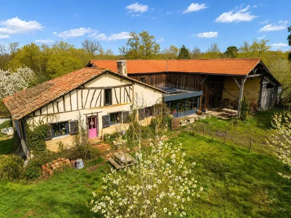 Ferme gasconne rénovée avec gîte indépendant dans un environnement boisé