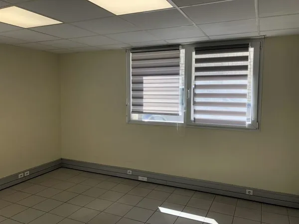 Bureau à usage professionnel - 16.80 m2 - 300 EUR charges comp