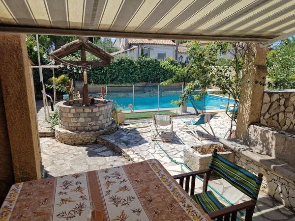 Servian Jolie maison avec piscine sur terrain clos
