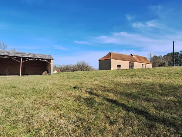 Rare! Grange et hangar à restaurer sur terrain de 2,6 ha