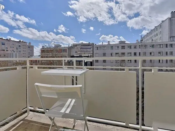 Studio neuf et meublé avec balcon, à deux pas de la place de la Nation