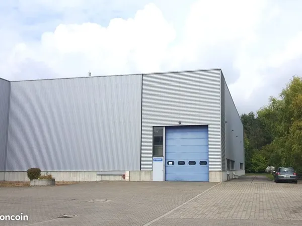 Local industriel env. 968 m²