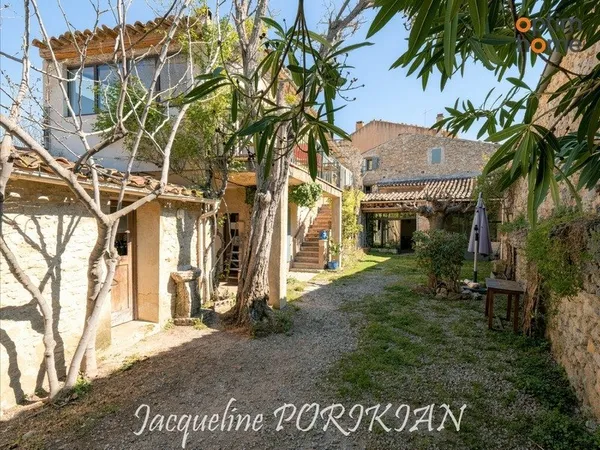 Saint Martin de la Brasque : Maison en vielle pierre, 7 pièces, avec cour, place de parking et annex