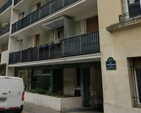 Loue petit parking pour moto ou citadine 28 rue Parent de Rosan - Paris 16ème - sécurisé accès rampe