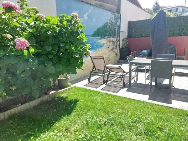 Hendaye Lissardy Appartement au rez-de-jardin avec piscine e