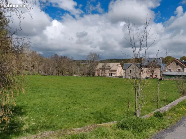 Terrain constructible, plat, au coeur d'un village