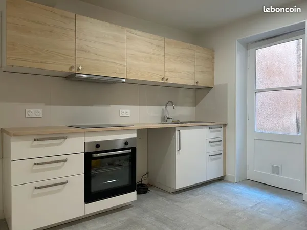 Appartement rénové avec petit extérieur