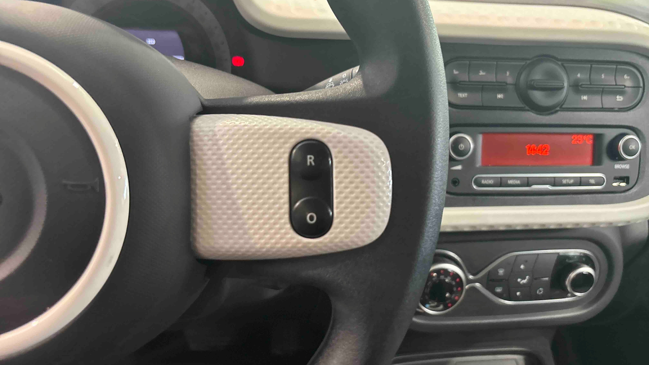 Renault Twingo III E-Tech — photo 20