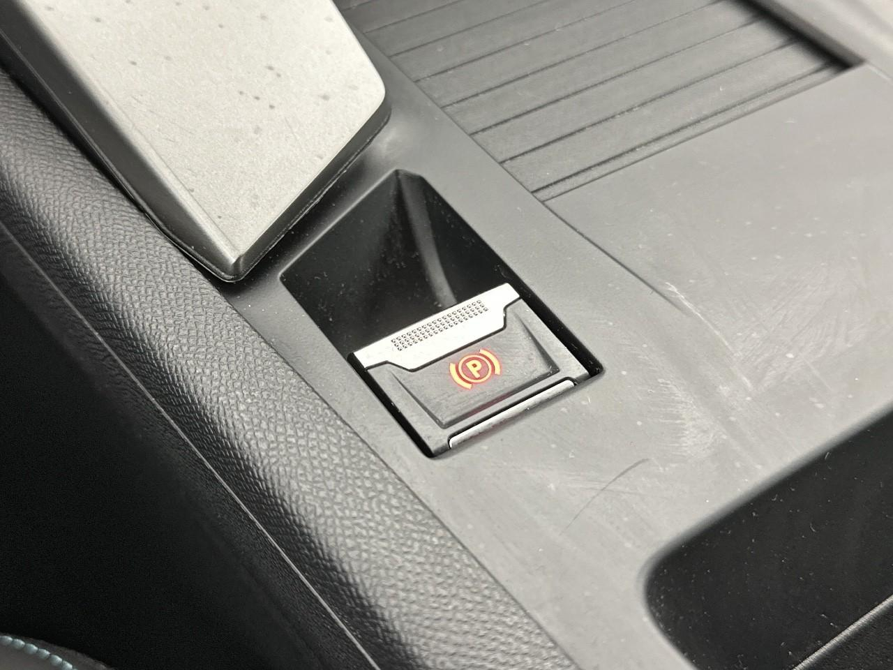 Peugeot 308 hybrid 145 e-dcs6 allure — photo 31