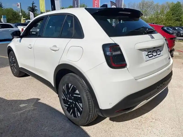 Fiat 600 1.2 hybrid 136ch dct6 — photo 11