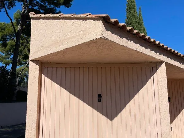 Garage fermé et sécurisé de 16,4 m² - Idéal stationnement ou stockage - Sanary-sur-Mer