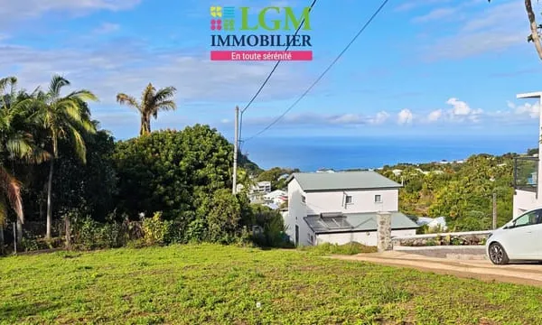 Lot A terrain constructible proche centre Petite-île, avec vue mer